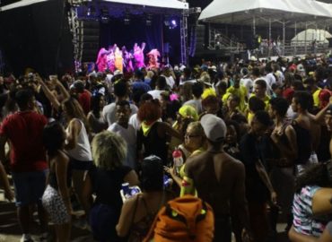 Bicho Terra anima multidão de foliões no encerramento da Passarela do Samba