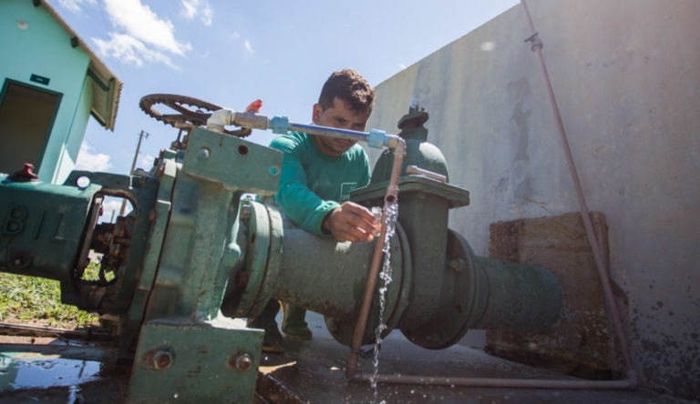 Maranhão perde mais de 60% de água tratada na distribuição, revela estudo