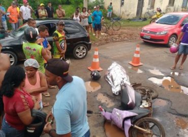 Após cair em buraco, motociclista colide com ônibus e morre