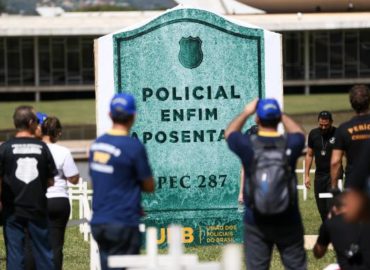 Manifestantes tentam invadir a Câmara em protesto contra reforma da Previdência