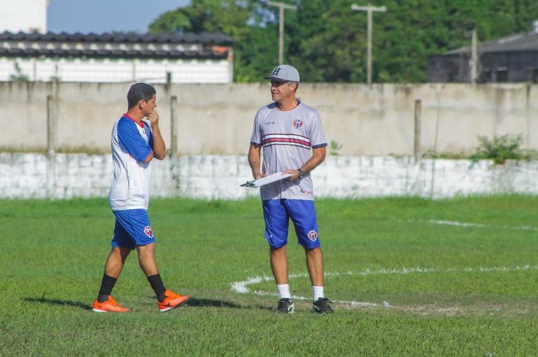 Vinicius Saldanha é apresentado como novo treinador do MAC