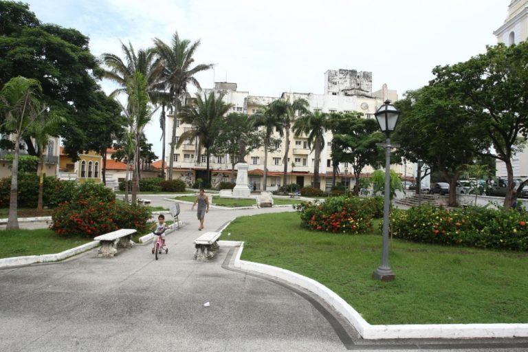Paisagismo da praça Benedito Leite é recuperado