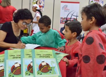 Alunos de São Luís celebram Dia do Livro Infantil em encontro com escritora