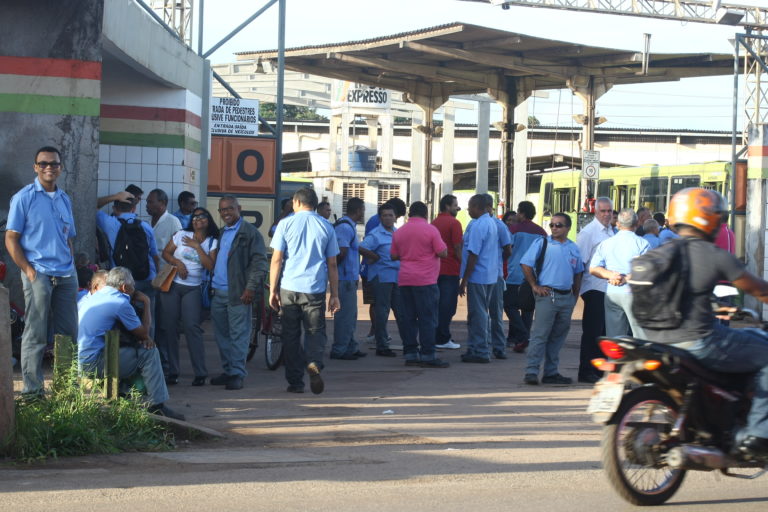 Rodoviários devem se reunir hoje para decidir sobre greve