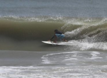 Praia da Baleia recebe competição de surf