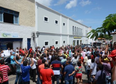 Taxistas e motoristas de “carrinhos lotação” fazem protesto