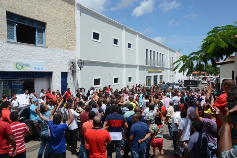 Taxistas e motoristas de “carrinhos lotação” fazem protesto