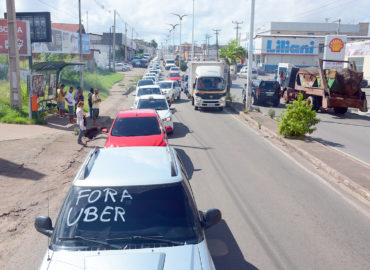Taxistas e carrinhos pressionam por proibição da Uber