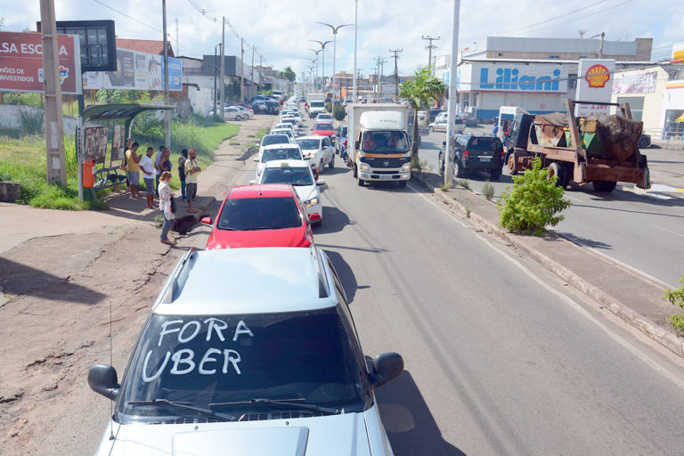 Taxistas e carrinhos pressionam por proibição da Uber