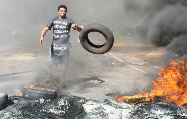 Manifestações param vários pontos de São Luís