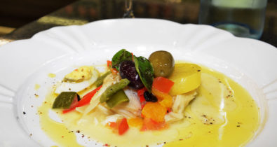 Chef Luciano Rosa ensina a fazer um bacalhau à portuguesa