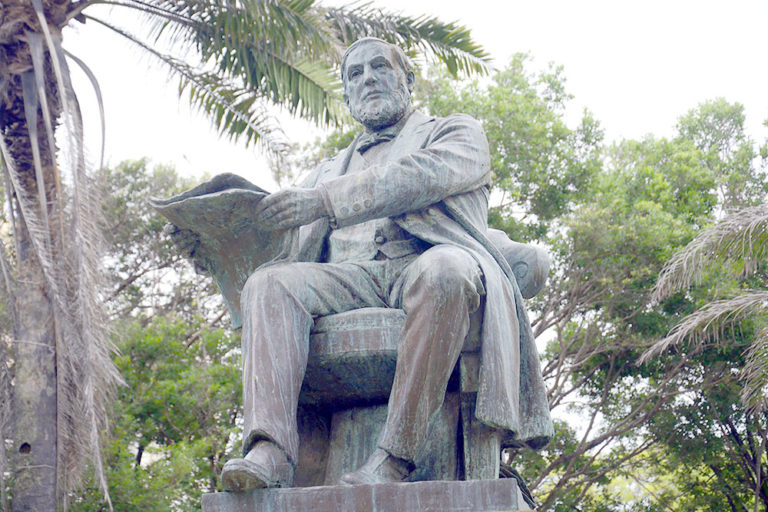 Conheça os monumentos que também são túmulos