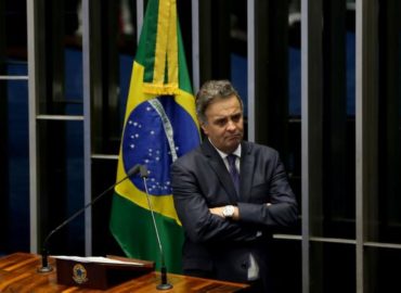 Aécio Neves retorna ao Senado e diz que foi vítima de armadilha