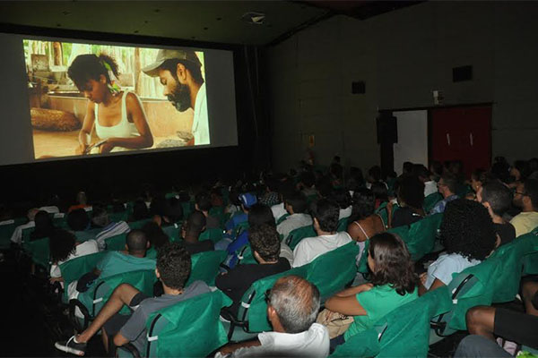 Evento no Cine Praia Grande discute questão do HIV na atualidade
