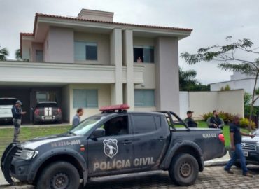 Mulher é morta brutalmente com 13 tiros na porta de casa