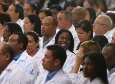 Cuba cancela envio de 710 médicos ao Brasil