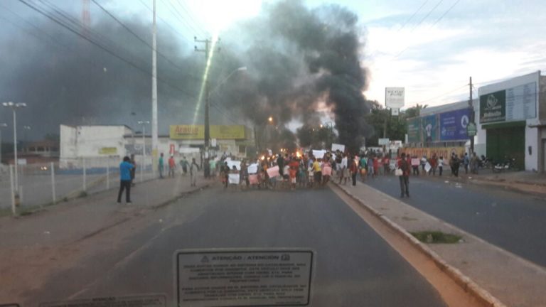 Em protesto, moradores de Paço do Lumiar bloqueiam MA-201