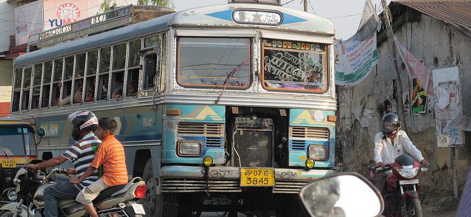 Ônibus despenca e deixa 41 mortos na Índia