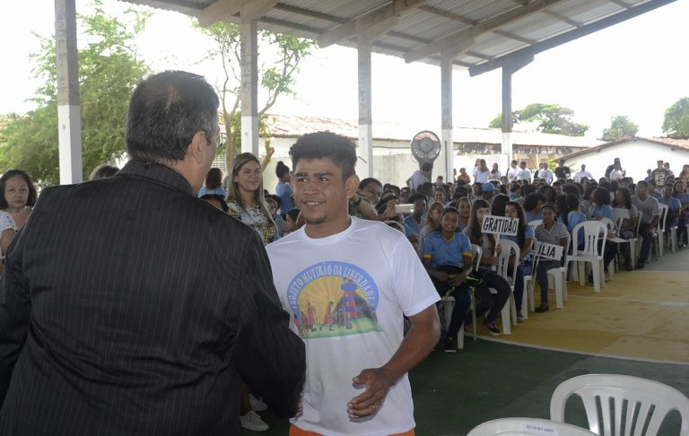 Governador entrega primeira escola com mão de obra carcerária