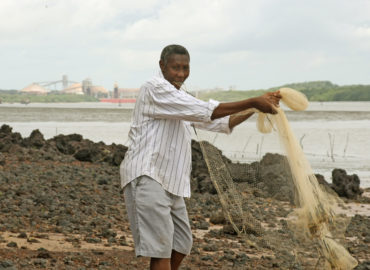 Caixa começa a pagar auxílio emergencial a pescadores afetados pelo óleo