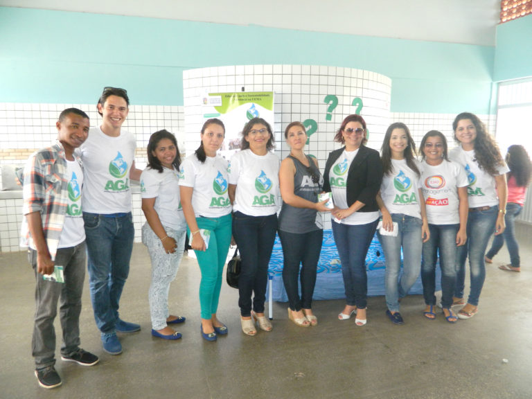 Estudantes trabalham educação ambiental