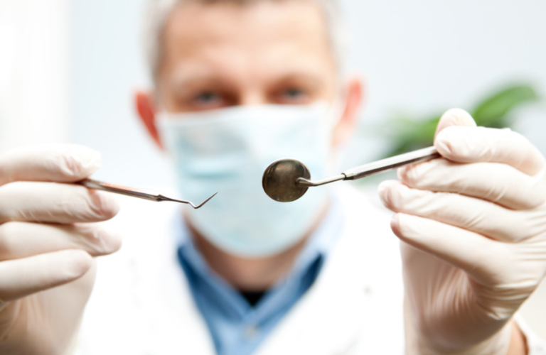 Sesc abre seletivos para os cargos de cirurgião-dentista e auxiliar em saúde bucal