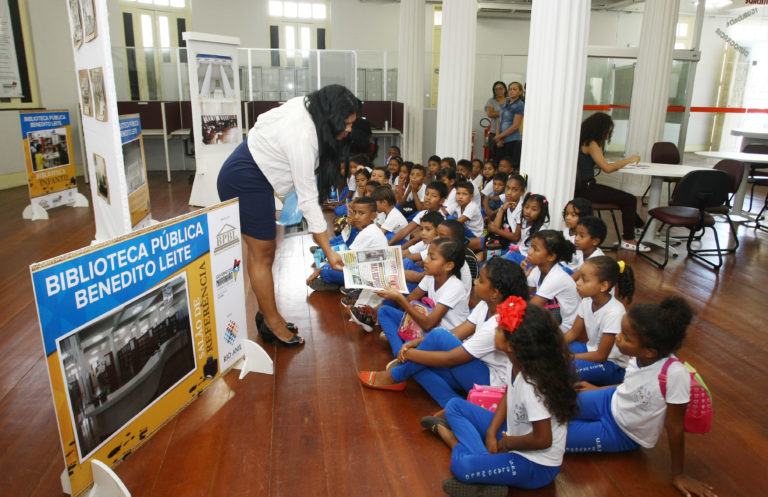 Alunos visitam a Biblioteca Benedito Leite