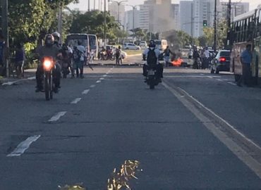 Manifestação por faixa de pedestres bloqueia Ponte Bandeira Tribuzzi, em São Luís
