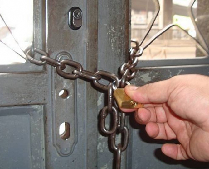 Menina de 13 anos fica trancada por quatro meses em garagem na Cohab