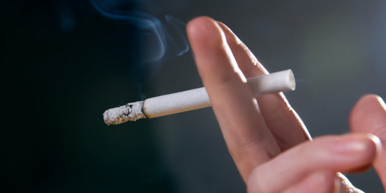 Os perigos do cigarro para a saúde e o planeta