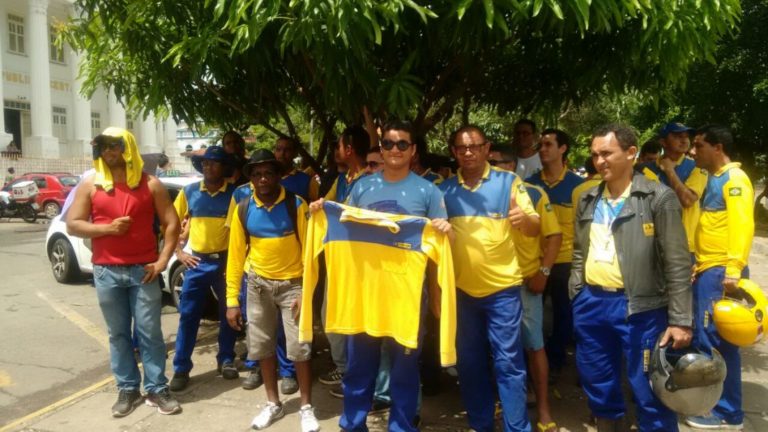 Trabalhadores dos Correios em greve se reúnem em assembleia