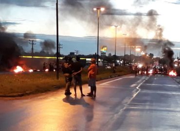 BR-135 amanhece bloqueada por manifestantes