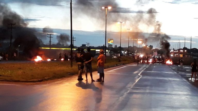 BR-135 amanhece bloqueada por manifestantes