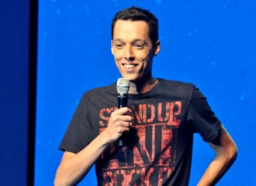 Nil Agra apresenta stand-up no Teatro O Imparcial