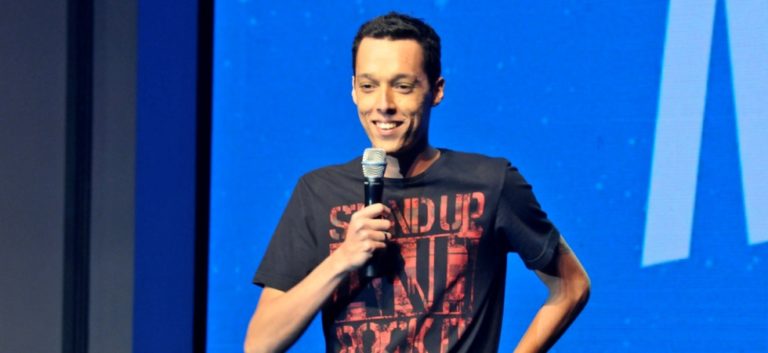 Nil Agra apresenta stand-up no Teatro O Imparcial