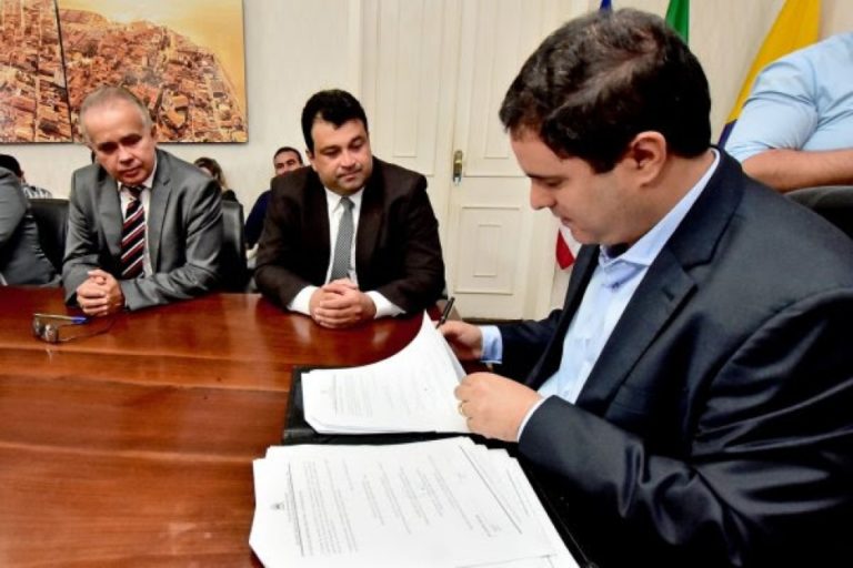 Parceria é firmada para abertura de campo de estágios
