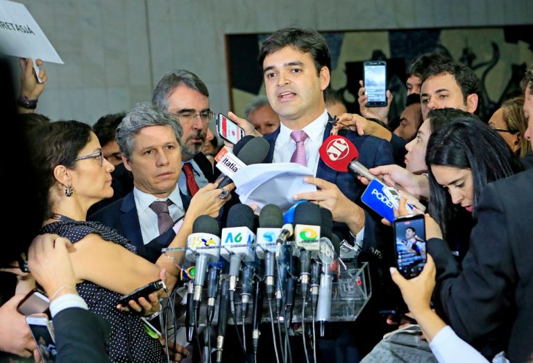 “Governo luta contra o voto direto do povo”, diz Rubens Jr.