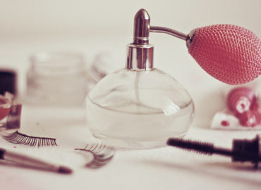Saiba como fazer seu perfume predileto durar mais na pele