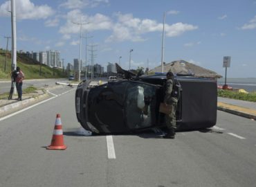 Veículo derruba poste e capota na Avenida Litorânea