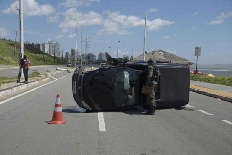 Veículo derruba poste e capota na Avenida Litorânea