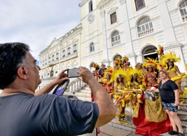 Prefeitura recepciona turistas na capital