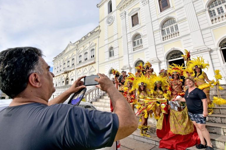 Prefeitura recepciona turistas na capital