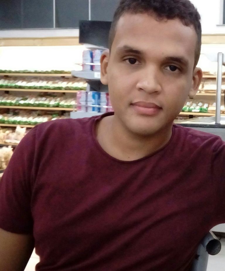 Familiares pedem ajuda para encontrar jovem