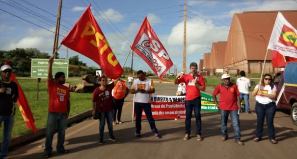 Manifestantes bloqueiam entrada do Porto do Itaqui em greve geral