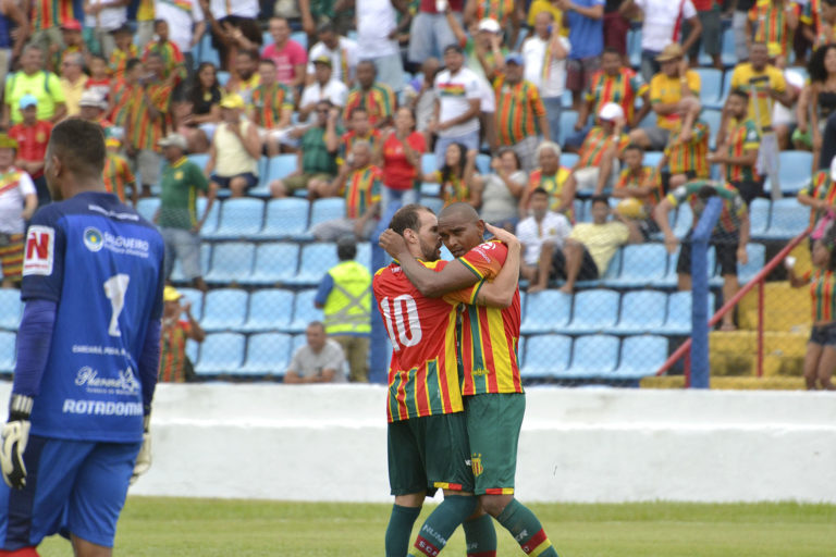 Sampaio vence o Salgueiro com um a menos