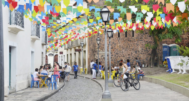 Turistas apreciam atrações e a arquitetura do Centro Histórico
