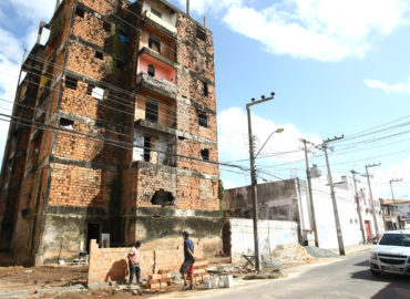 Moradores do São Francisco esperam por demolição de prédio