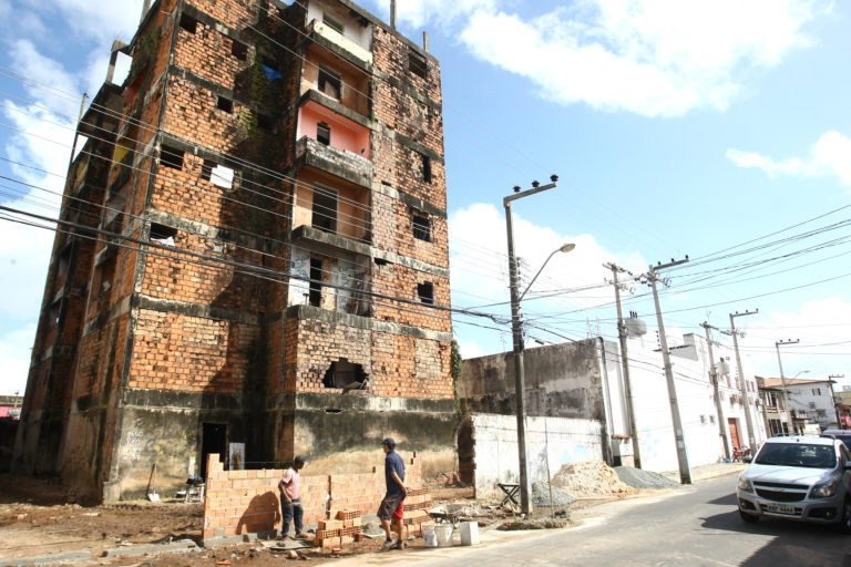 Moradores do São Francisco esperam por demolição de prédio