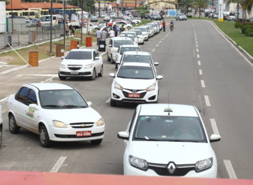 Taxistas realizam nova passeata contra o Uber