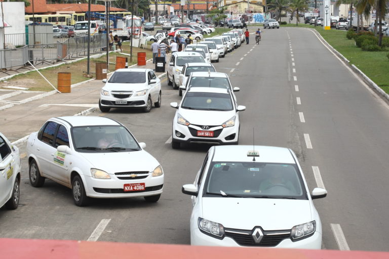 Taxistas realizam nova passeata contra o Uber